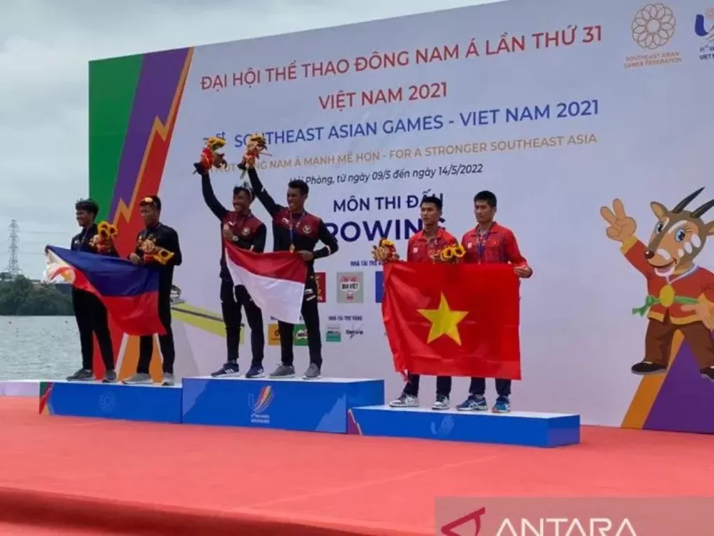 Atlet dayung Indonesia Kakan Rusmana dan Arsi Isedi (tengah) selebrasi setelah meraih medali emas pada nomor lightweight man’s double scull SEA Games 2021 Vietnam, Rabu (11/5/2022). (ANTARA/Shofi Ayudiana) 