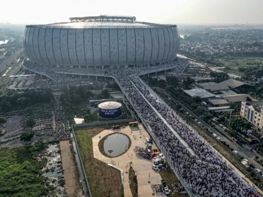 Suasana Shalat Idul Fitri 1443 H di kawasan Jakarta International Stadium (JIS), Jakarta, Senin (2/5/2022). (ANTARA FOTO/Aprillio Akbar)