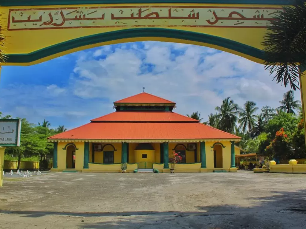 Masjid Raya Sultan Basyaruddin di Desa Rantau Panjang, Kecamatan Pantai Labu. (Yudi Manar/IDZ Creators)