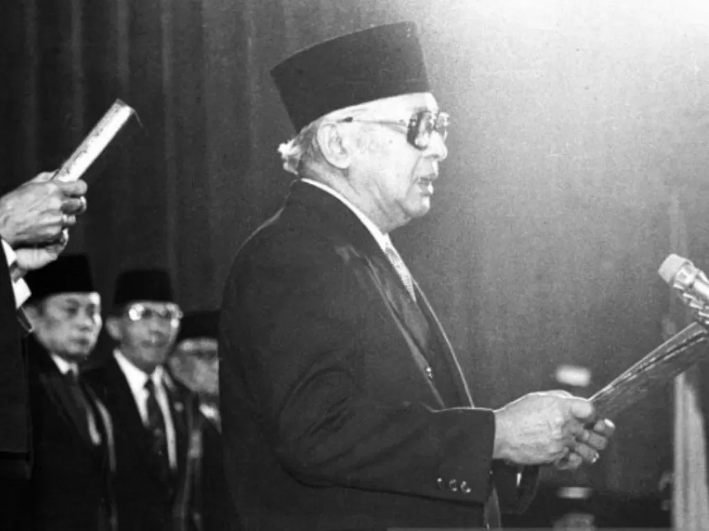 Jenderal TNI (Purn) Soeharto dilantik menjadi Presiden RI periode 1988-1993 dalam Rapat Paripurna ke-11 Majelis Permusyawaratan rakyat (MPR) di gedung DPR/MPR Senayan, Jakarta, Jumat (11/3/1988). ANTARA FOTO/N04.