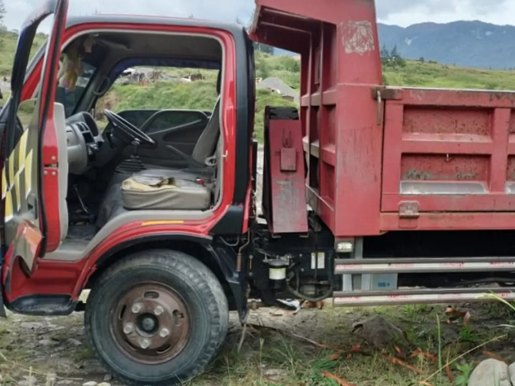Penampakan truk yang sopirnya jadi korban penembakan oleh KKB di Papua. (Dok. Humas Polda Papua)