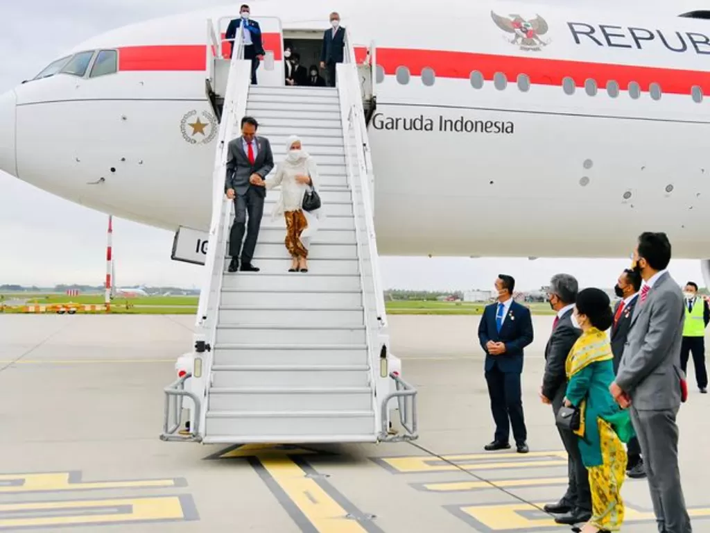 Presiden Jokowi dan Ibu Negara, Iriana Jokowi beserta rombongan tiba di Pangkalan Militer Andrews, Washington DC, Amerika Serikat. (Instagram/@jokowi)