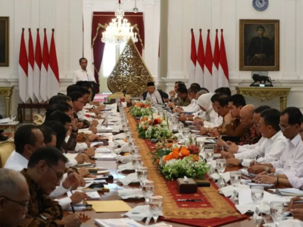 Presiden Jokowi dan Wapres Ma'ruf Amin saat memimpin rapat bersama menteri di Istana Merdeka, Jakarta. (ANTARA/Bayu Prasetyo)