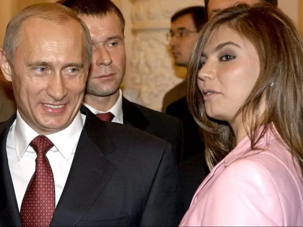 Presiden Rusia Vladimir Putin bersama pesenam Rusia Alina Kabaeva pada tahun 2004. (REUTERS/PRESIDENTIAL PRESS SERVICE)