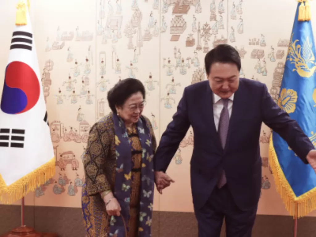 Presiden Korea Selatan Yoon Suk Yeol (kanan) menerima kunjungan Megawati Soekarnoputri di Kantor Kepresidenan Baru, di Seoul, Korea Selatan, Rabu (11/5/2022). (ANTARA FOTO/HO/Dok PDIP)