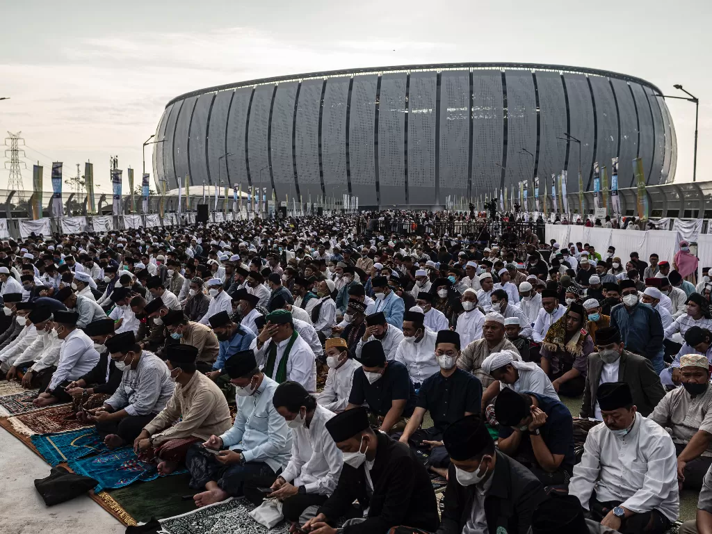 Suasana Salat Idul Fitri 1443 H di kawasan Jakarta International Stadium (JIS), Jakarta, Senin (2/5/2022). ANTARA FOTO/Aprillio Akbar/hp.