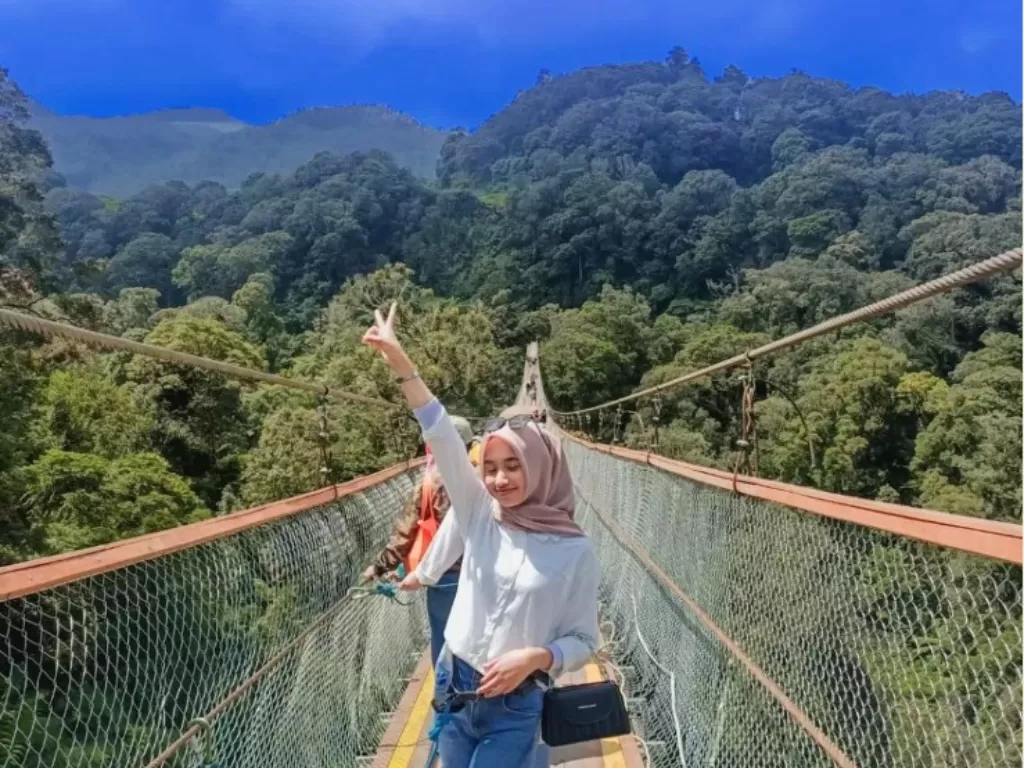 Jembatan Gantung Rengganis berlokasi di Ciwidey, Kabupaten Bandung, Jawa Barat, jadi jembatan terpanjang se-Asia Tenggara. (Foto/Instagram/Pesona Indonesia)