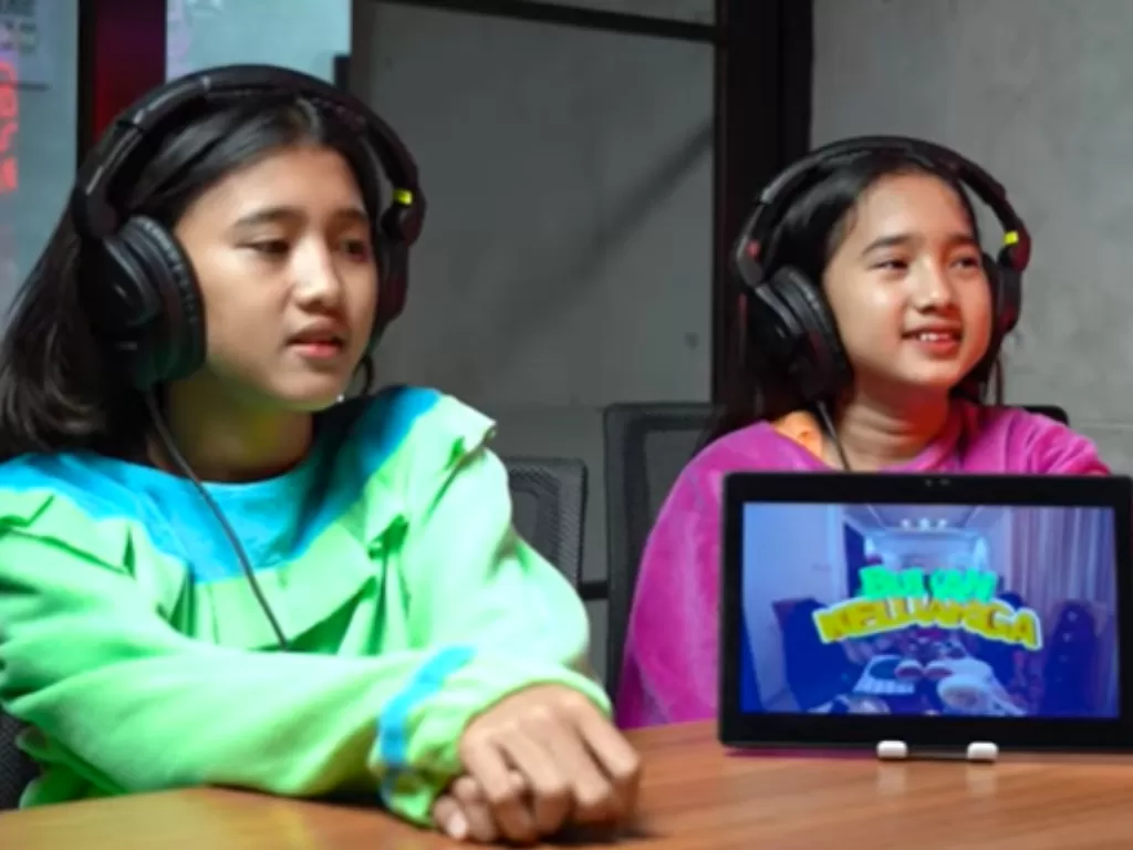 Alya (kiri) dan Elin (kanan), bocah pengamen badut yang memiliki paras cantik. (YouTube/OPRA Entertainment)