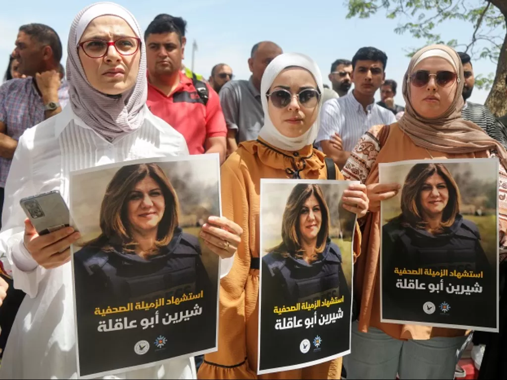 Warga Lebanon melakukan aksi solidaritas atas tewasnya jurnalis Al Jazeera Shiren Abu Akleh. (REUTERS/Jehad Shelbak)