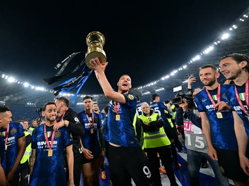 Pemain Inter MIilan merayakan keberhasilan mereka menjuarai Coppa Italia 2021-2022. (REUTERS/Alberto Lingria)