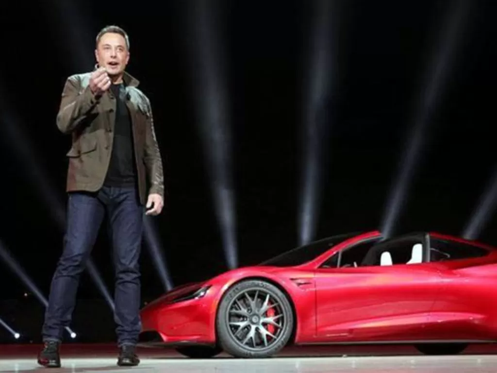  CEO Tesla Elon Musk memperkenalkan Roadster 2 saat presentasi di Hawthorne, California, AS, Kamis. (ANTARA/Tesla/Handout via REUTERS/am)