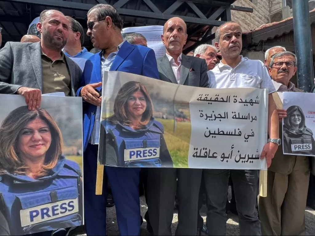 Warga Lebanon melakukan aksi solidaritas atas tewasnya jurnalis Al Jazeera Shiren Abu Akleh. (REUTERS/Jehad Shelbak)