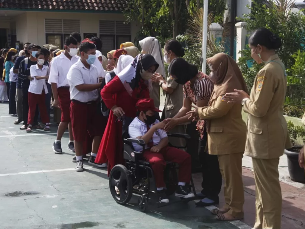 Siswa Sekolah Luar Biasa (SLB) Negeri Solo mengikuti halal bihalal bersama guru dan wali siswa di halaman sekolah setempat, Solo, Jawa Tengah. (ANTARAFOTO/Maulana Surya)