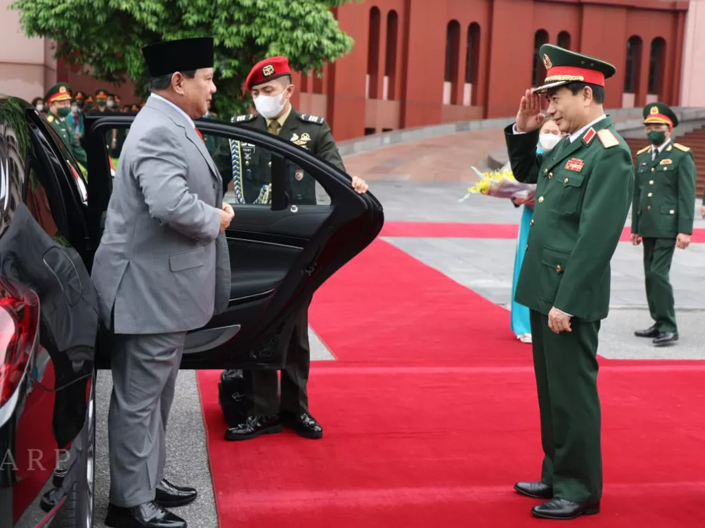 Menteri Pertahanan Prabowo Subianto (kiri) saat disambut Menteri Pertahanan Vietnam Jenderal Phan Van Ghiang (kanan). (Istimewa)