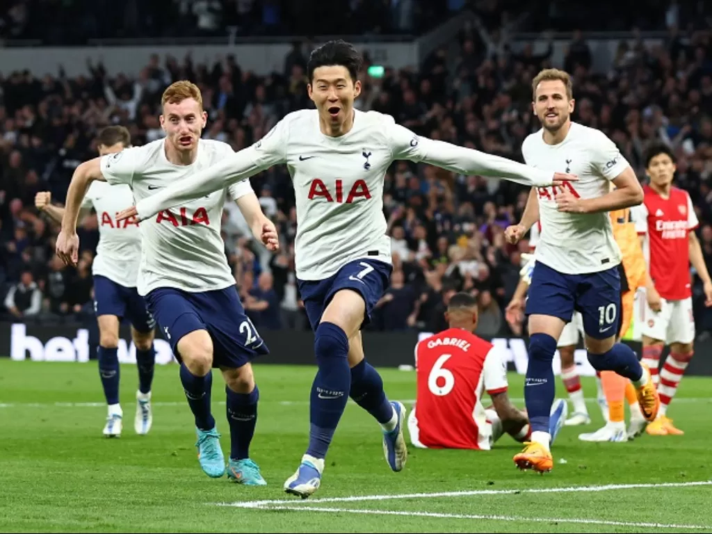 Bintang Tottenham Hotspur Son Heung-min merayakan golnya ke gawang Arsenal. (REUTERS/David Klein)