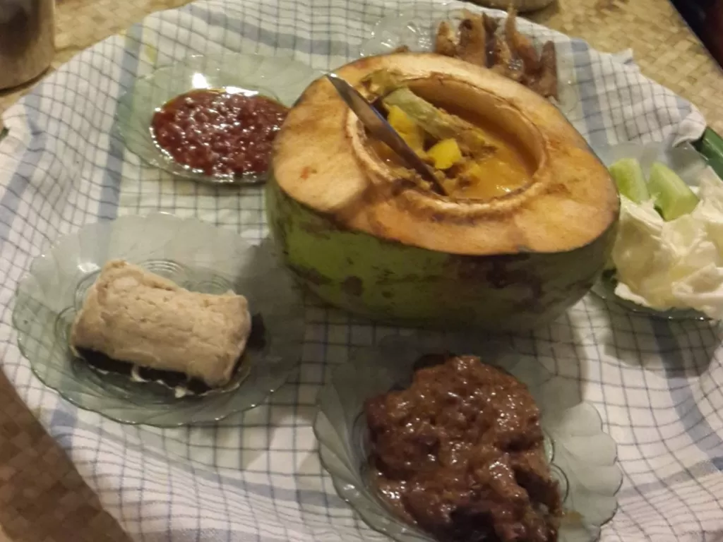 Tradisi makan bersama ala Raja Belitong (Vivi Sanusi/IDZ Creators)
