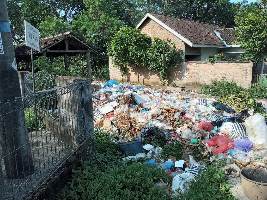 Tumpukan sampah di samping kantor kesehatan Desa Manggis (Eksani/IDZ Creators)