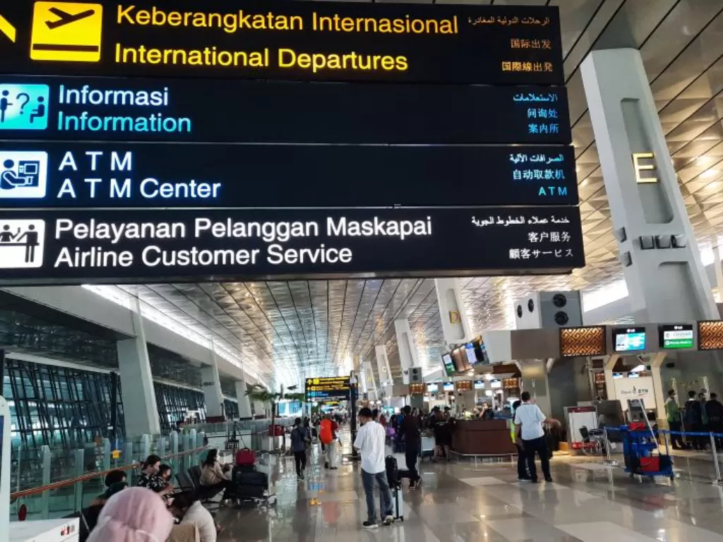 Sejumlah penumpang di Bandara Internasional Soekarno Hatta, Tangerang, Banten. (ANTARA/Azmi Samsul Maarif)