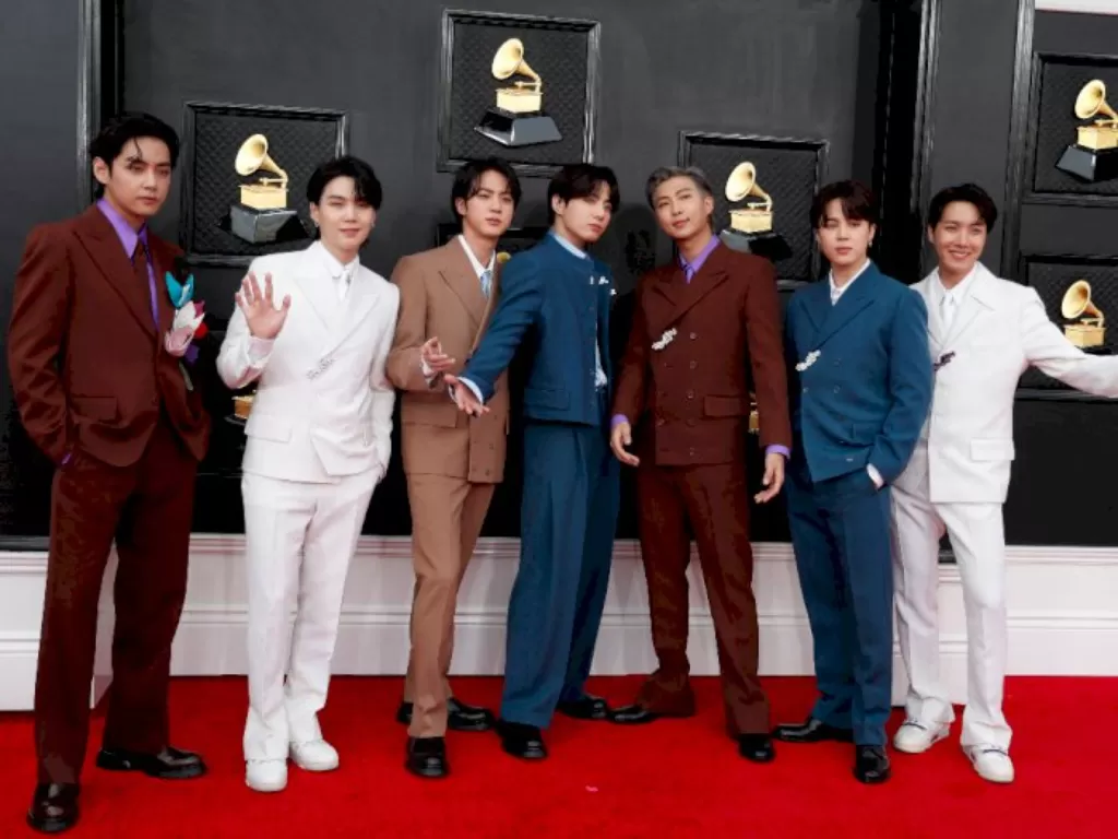 BTS berpose di karpet merah Grammy Awards 2022 (REUTERS/Maria Alejandra Cardona)