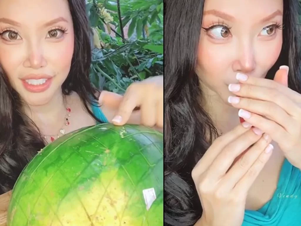 Wanita cantik ini bagikan tips makan semangka agar tak belepotan. (Twitter/@VindyLee)