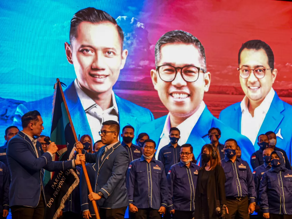 Ketua Umum Partai Demokrat Agus Harimurti Yudhoyono (kiri depan) menyerahkan bendera Partai Demokrat kepada Ketua DPD Partai Demokrat Sumatera Utara Lokot Nasution (kedua kiri depan). (ANTARA/Fransisco Carolio)