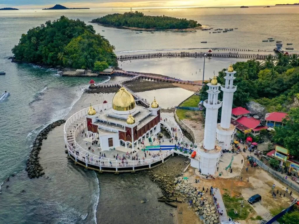 Masjid Terapung Sumatera Barat. (Instagram/@ricky_jalanjalan)