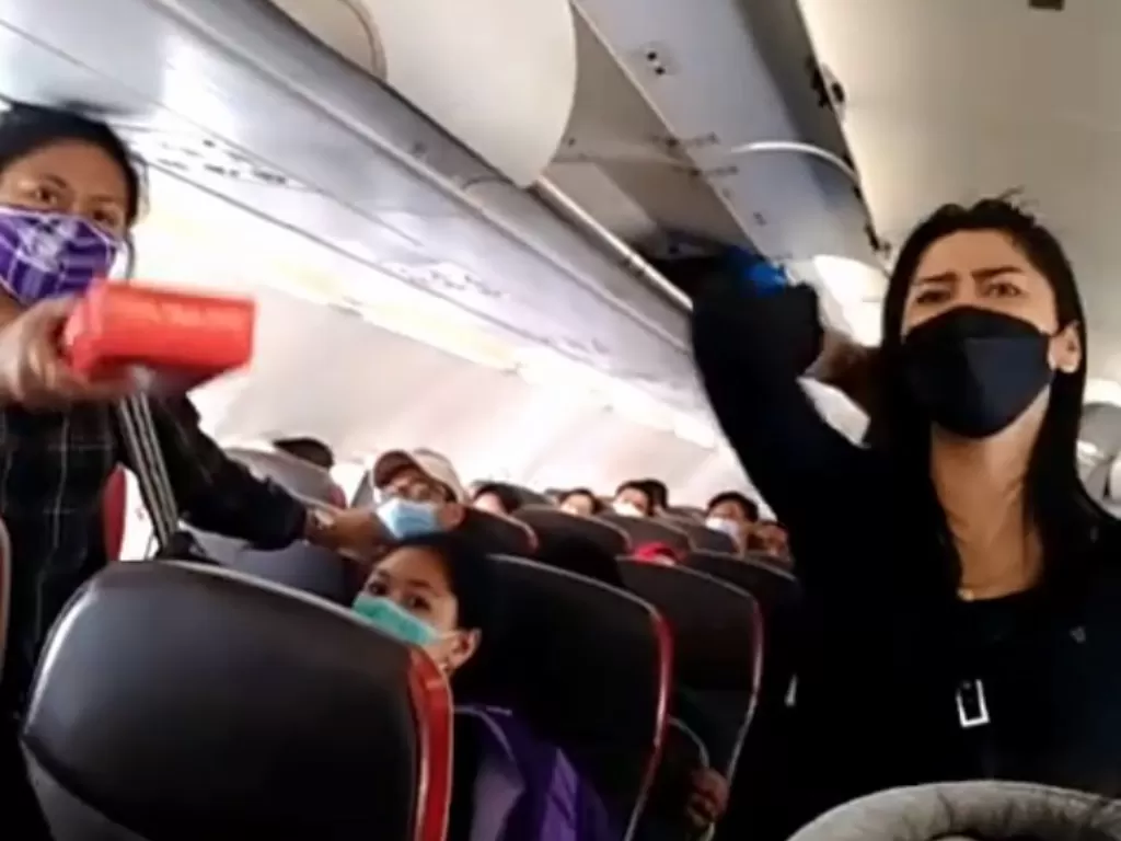 Adu mulut antara penumpang di dalam pesawat saat mau turun. (Foto/Tiktok/Zombie Syna)