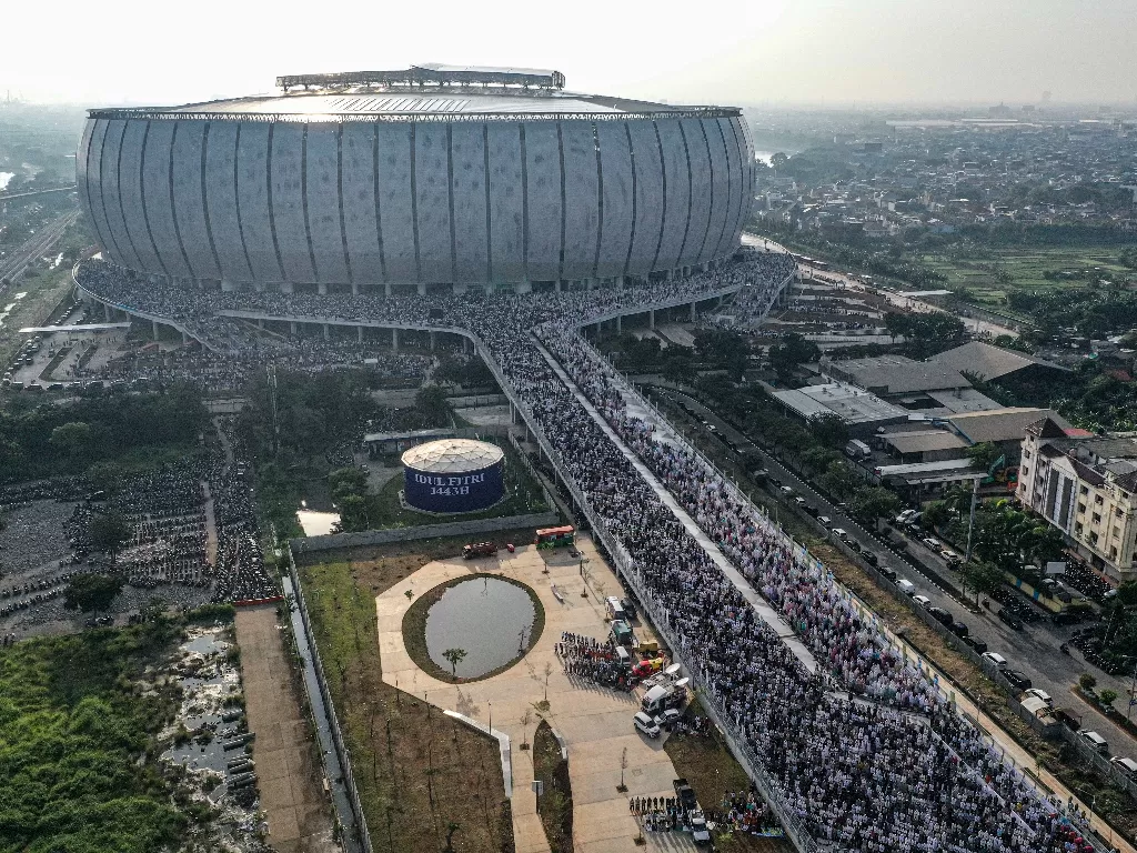 Foto udara umat Islam melaksanakan Shalat Idul Fitri 1443 H di kawasan Jakarta International Stadium (JIS), Jakarta. (ANTARA /Aprillio Akbar)