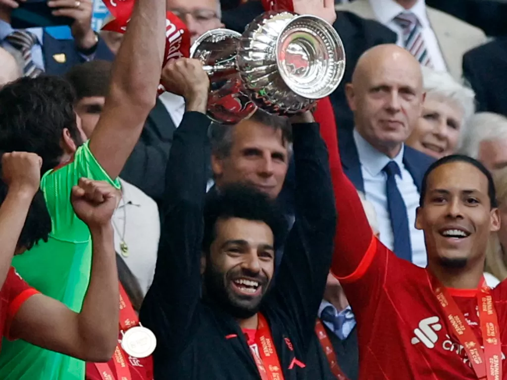 Mohamed Salah mengangkat trofi Piala FA. (REUTERS/Peter Cziborra)