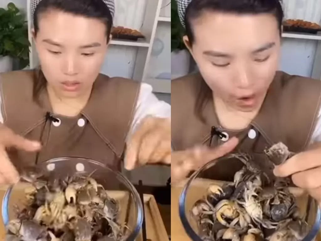Aksi wanita makan kepiting hidup-hidup. (Instagram/@say.viideo)