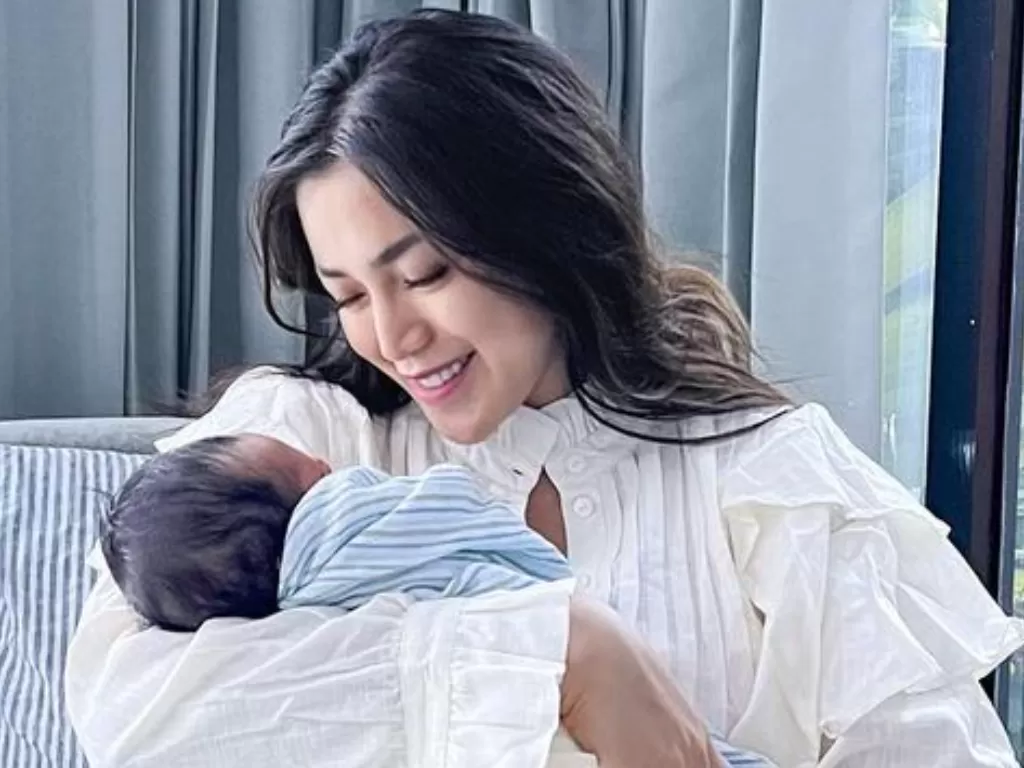 Jessica Iskandar dan anak pertamanya dari pernikahan dengan Vincent Verhaag. (Instagram/@inijedar)