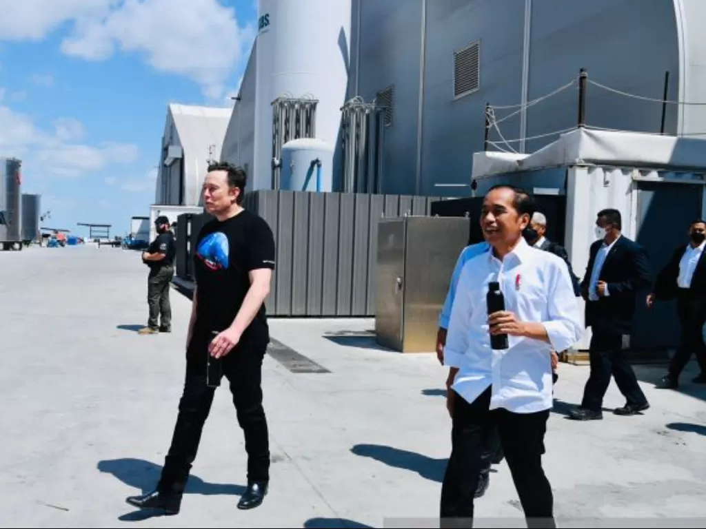 Presiden Jokowi meninjau lokasi fasilitas produksi roket Space X bersama Elon Musk di pabrik produksi Space X. (ANTARA/HO-Biro Pers Sekretariat Presiden/Laily Rachev)