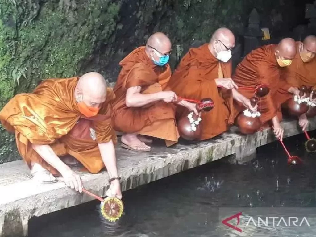 Para biksu melakukan pengambilan air berkah di Umbul Jumprit. (ANTARA/Heru Suyitno)