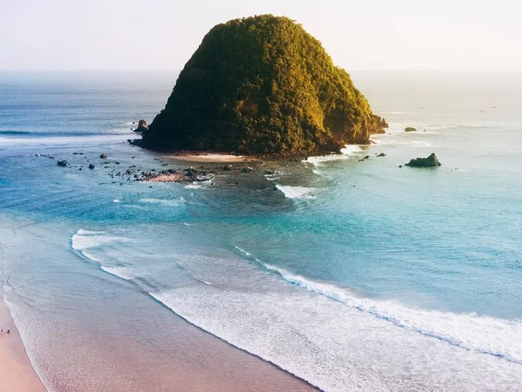 Pantai Pulau Merah Banyuwangi. (Instagram/@pulaumerah_official)