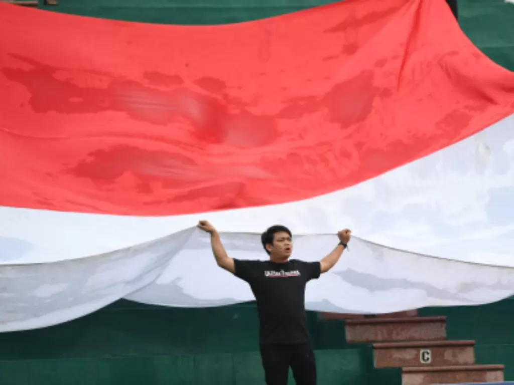 Ilustrasi - bendera merah putih dikibarkan suporter Indonesia di ajang SEA Games 2021 Vietnam. (ANTARA FOTO/Zabur Karuru)