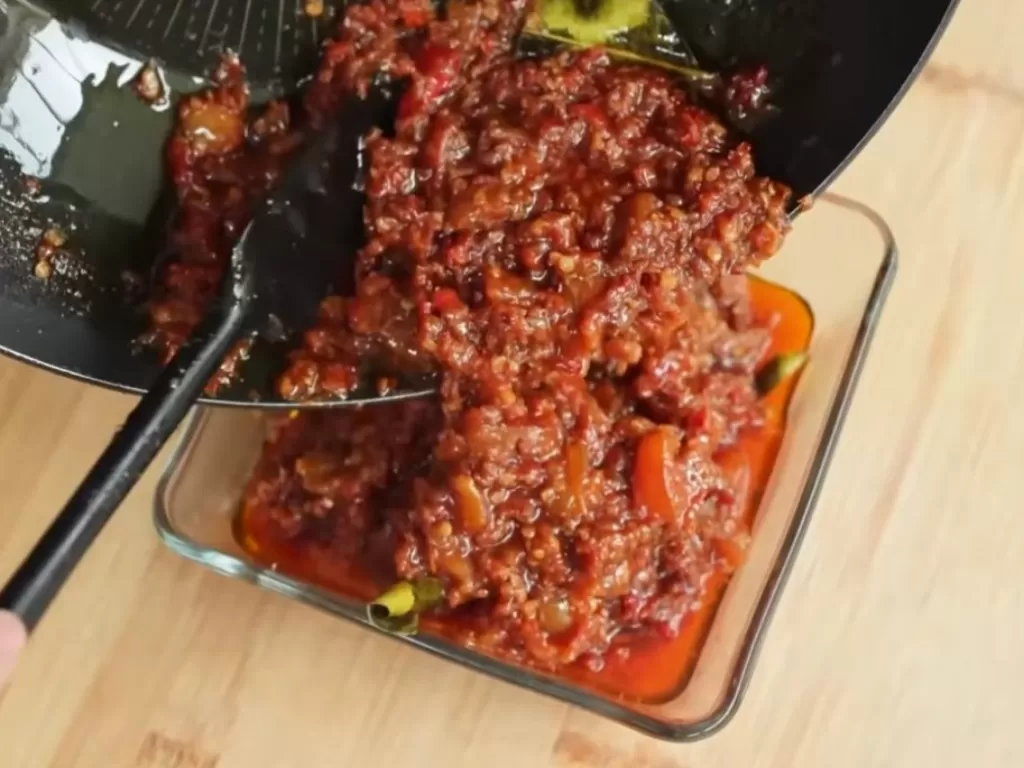 Resep sambal goreng tomat. (YouTube/Devina Hermawan)