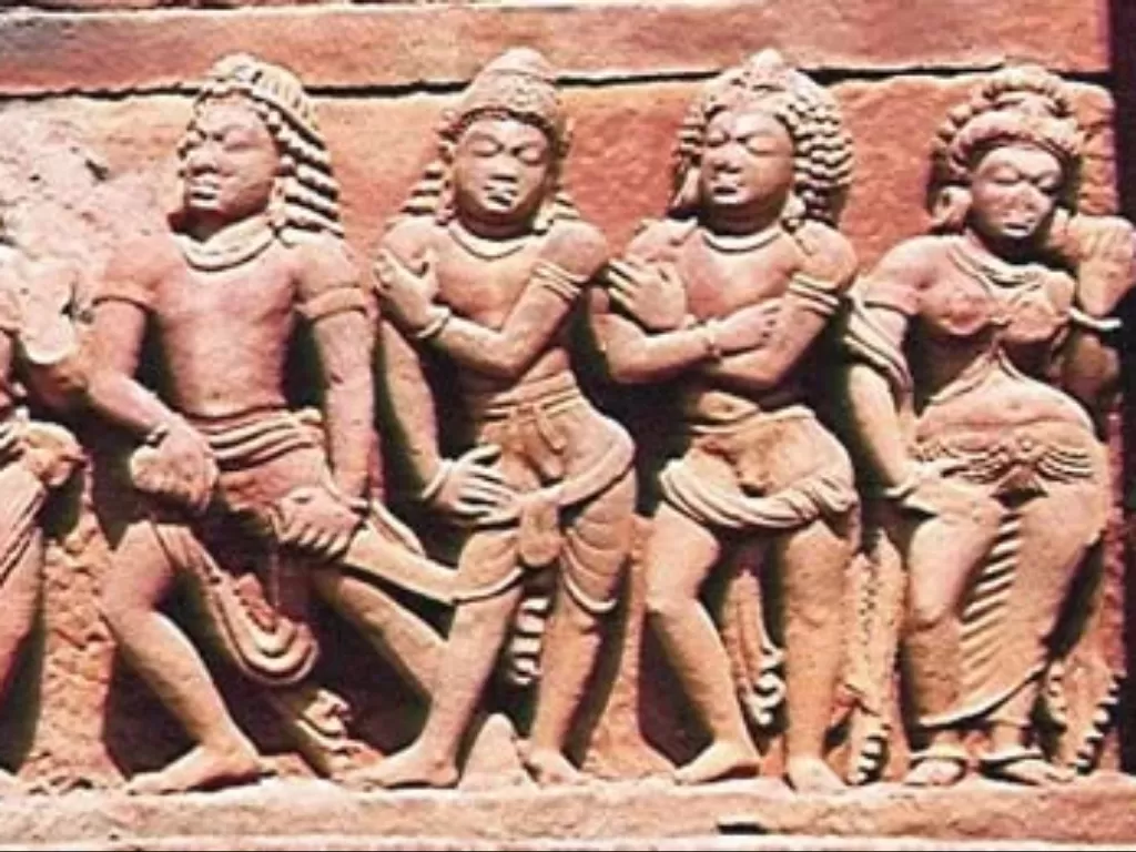 Ilustrasi Poliandri di relief bangunan Hindu. (Britannica)