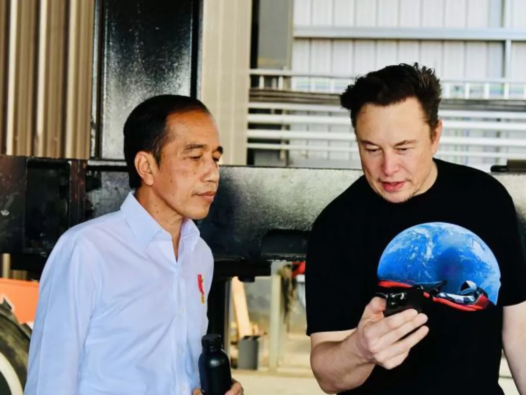 Presiden Joko Widodo (kiri) berbincang dengan founder SpaceX Elon Musk saat kunjungan di pabrik produksi roket SpaceX di Boca Chica, AS, Sabtu (14/5/2022). (ANTARA FOTO/Biro Pers Setpres/Laily Rachev/aww)
