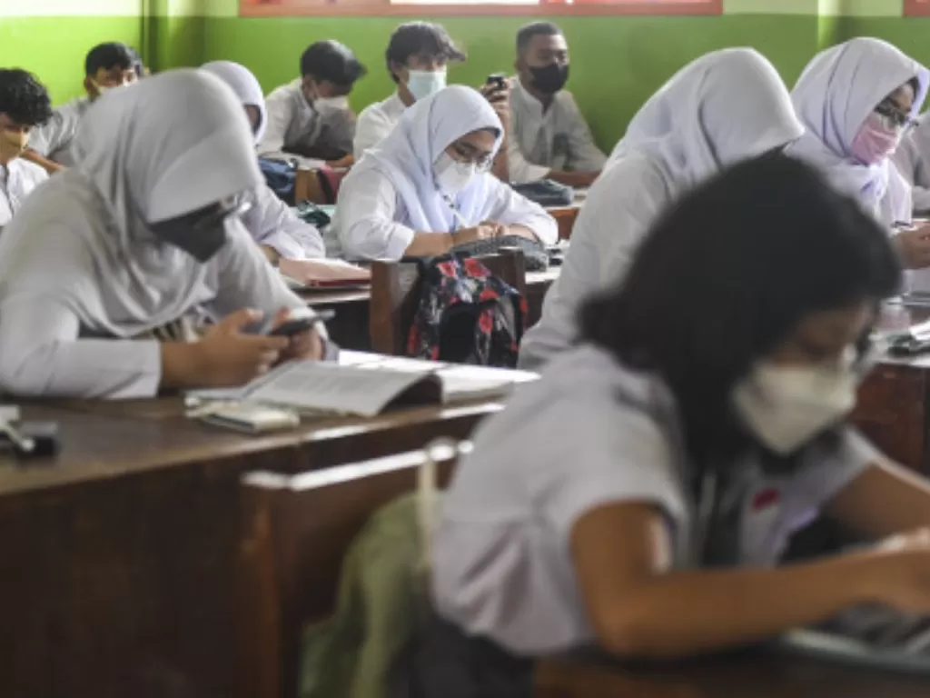 Sejumlah siswa mengikuti kegiatan belajar mengajar secara tatap muka di SMA Negeri 87, Jakarta (Ilustrasi/ ANTARA FOTO/Hafidz Mubarak A)