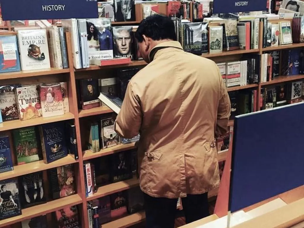 Potret Prabowo Subianto di toko buku. (Instagram/@prabowo)
