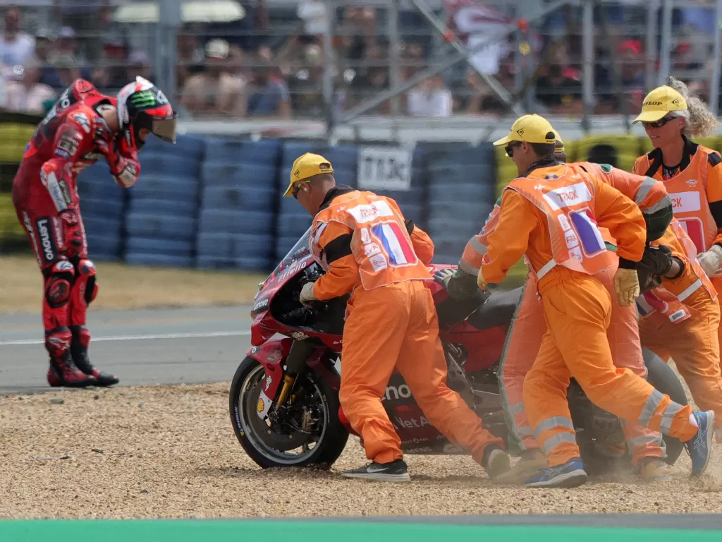 Francesco Bagnaia crash di GP Prancis. (REUTERS/Pascal Rossignol)