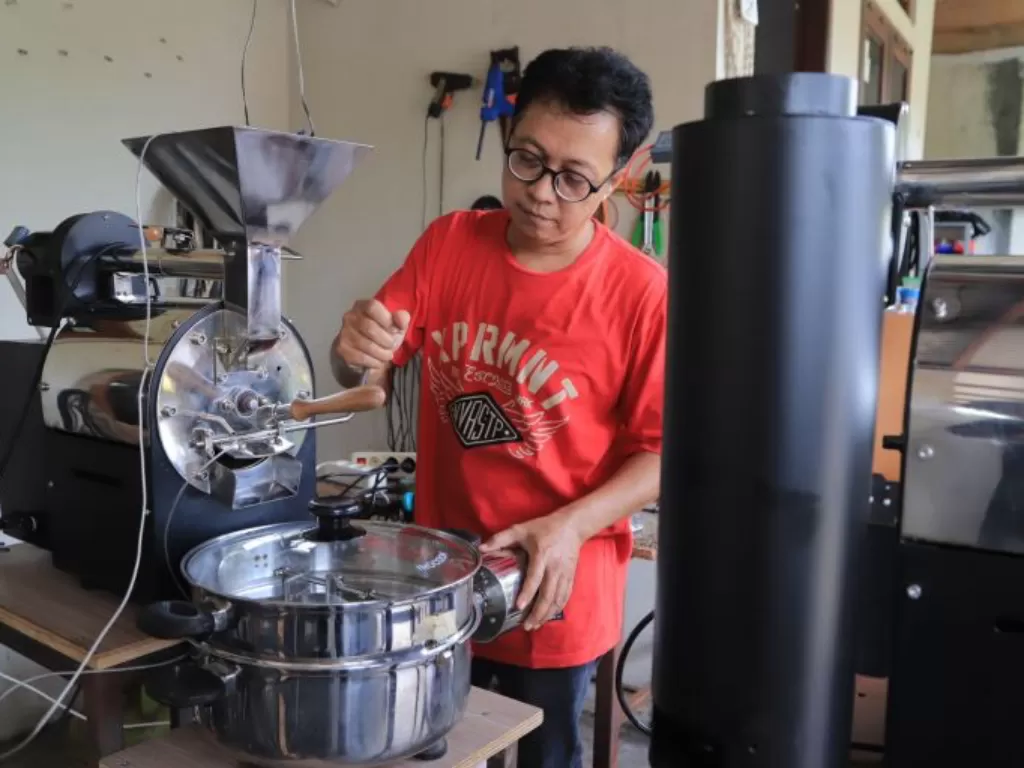 Pembuat coffee roaster asal Tangerang (Nadhila Zahrin/IDZ Creators)