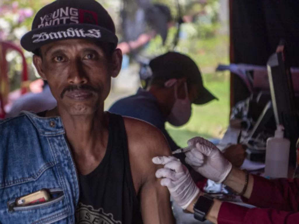 Petugas kesehatan menyuntikkan vaksin COVID-19 dosis ketiga (booster) kepada pemudik di Lampung Selatan (Ilustrasi/ ANTARA FOTO/Nova Wahyudi).