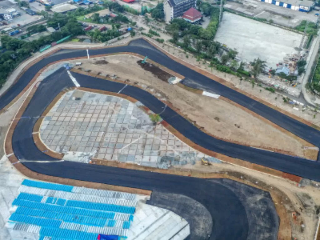 Foto udara lintasan Sirkuit Jakarta International E-Prix Circuit (JIEC) yang telah diaspal di kawasan Taman Impian Jaya Ancol, Jakarta. (ANTARA FOTO/Muhammad Adimaja)