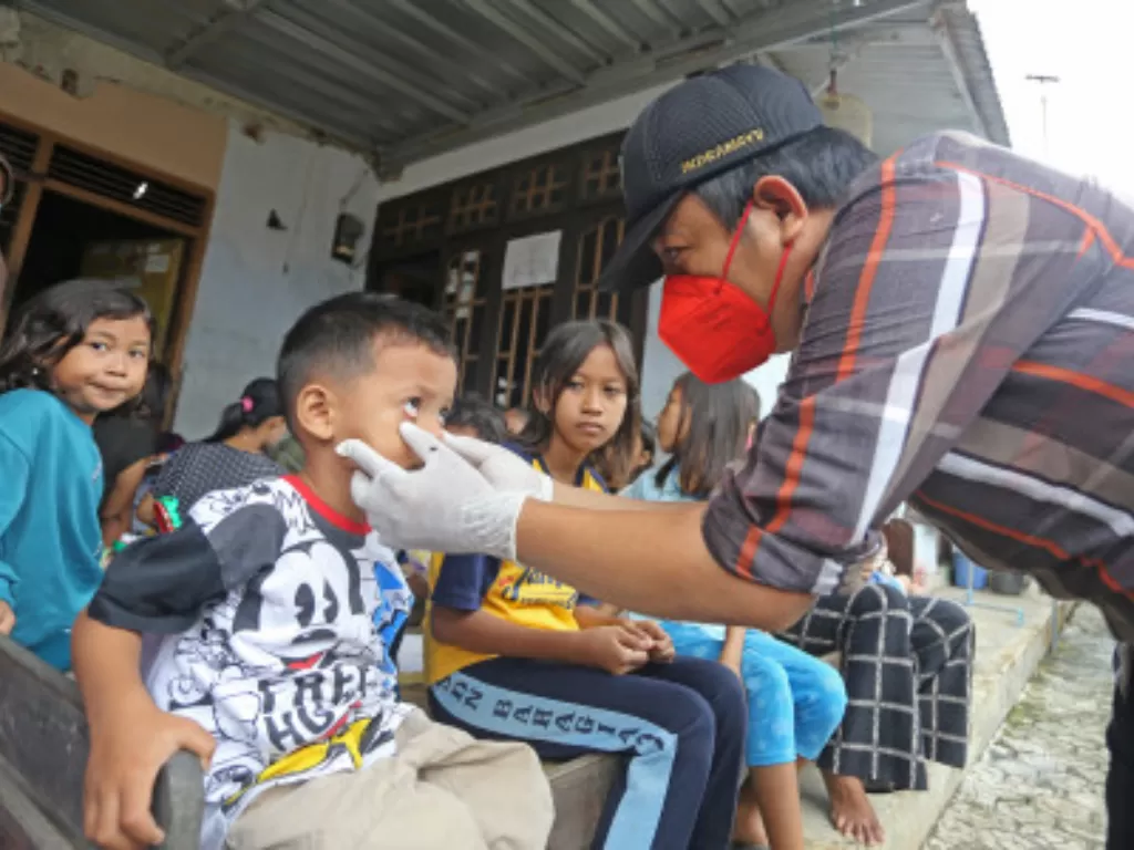 Dokter Puskesmas Kecamatan Lohbener memeriksa kesehatan sejumlah anak dalam rangka pencegahan penyakit hepatitis akut di Desa Pamayahan, Indramayu, Jawa Barat (Ilustrasi/ANTARA FOTO/Dedhez Anggara)
