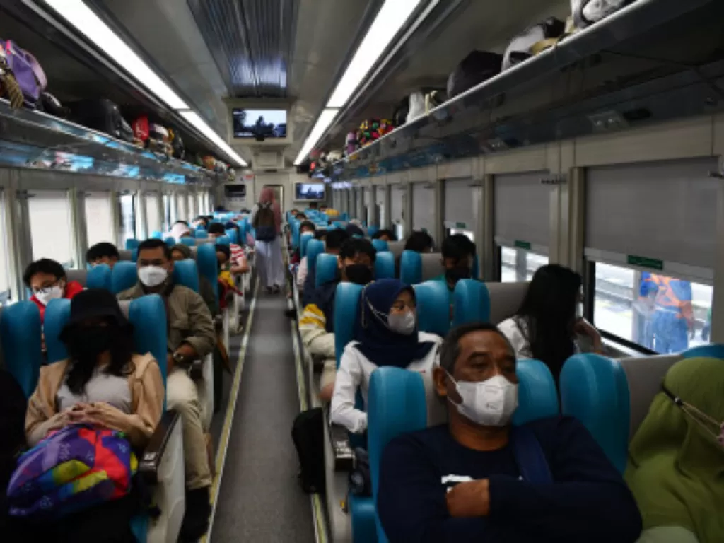 Suasana penumpang memakai masker di dalam kereta api. (ANTARA FOTO/Siswowidodo)