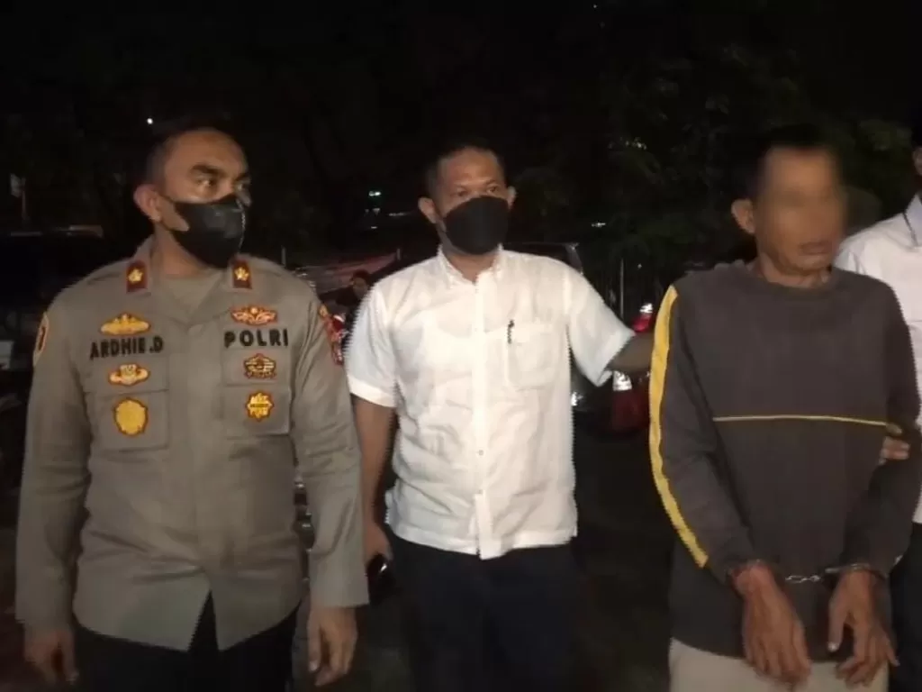 Pelaku pelecehan terhadap keponakan di Jakarta Barat (ketiga dari kiri). (Humas Polres Metro Jakarta Barat)