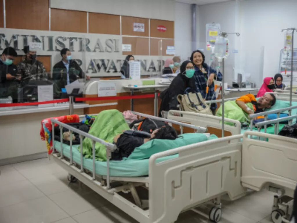 Sejumlah pasien di evakuasi di ruang administrasi akibat kebakaran yang terjadi di Rumah Sakit Umum Daerah (RSUD) Bandung (Ilustrasi/ANTARA FOTO/Raisan Al Farisi)