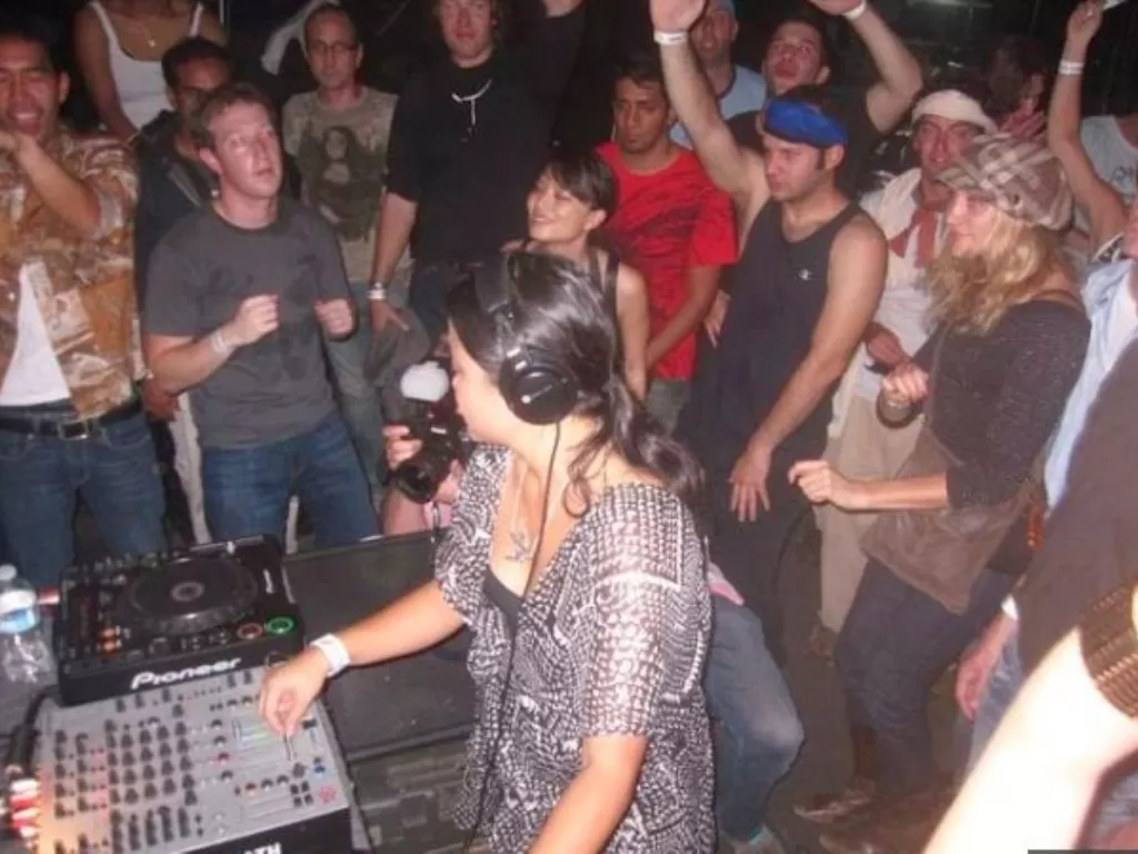 Mark Zuckerberg di sebuah pesta house music (facebook)