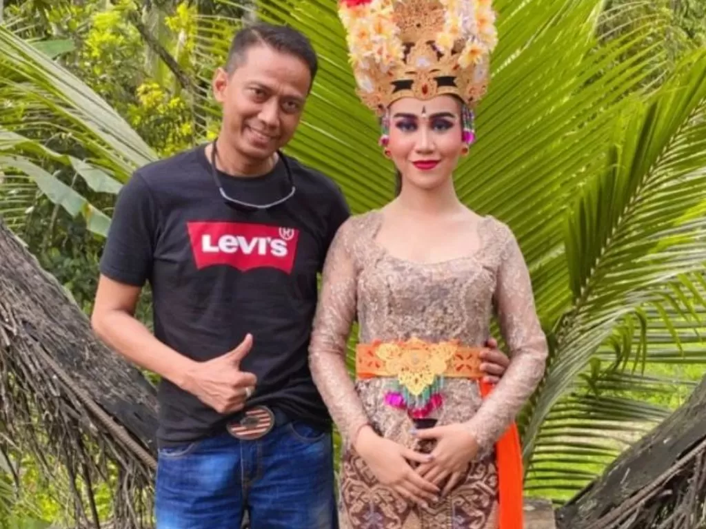 Doddy Sudrajat dan Mayang yang dandan ala gadis Bali (Instagram/@dodysoedrajat_1)